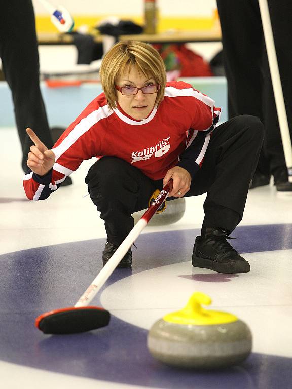 Brněnská hokejová hala za Lužánkami je o víkendu dějištěm mistrovství republiky smíšených družstev v curlingu.