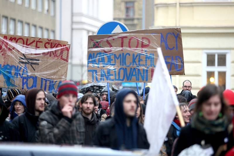 Až pět tisíc studentů dnes vyšlo v Brně do ulic. Protestují proti nové reformě školství.