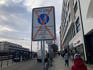 Více než týden neplatí pěší zóna v brněnské Nádražní ulici. Dopravní značení v místě však doznalo změn teprve v pondělí.