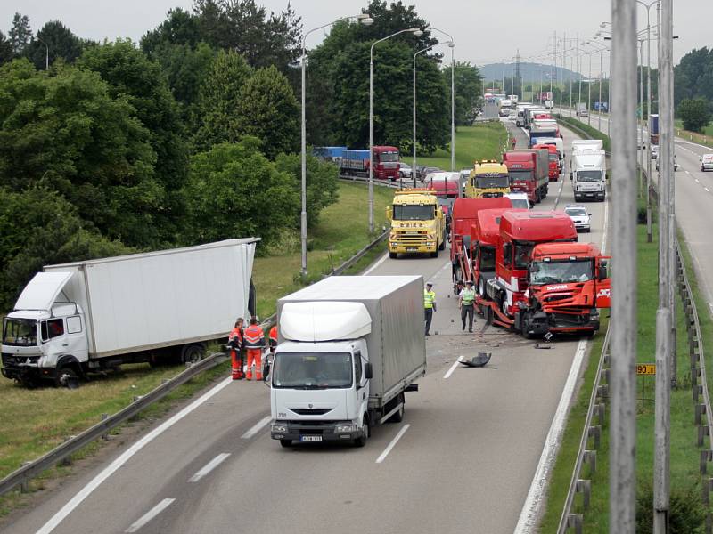 Nehoda tří kamionů na dálnici D1.