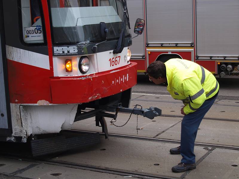 Kvůli nehodě tramvaje a osobního auta byla od tři čtvrtě na jedenáct dopoledne neprůjezdná ulice Veveří.