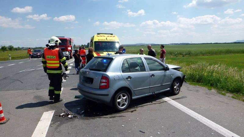 U Pohořelice se srazila dvě osobní auta. Nehoda si vyžádala několik zraněných, včetně dětí.