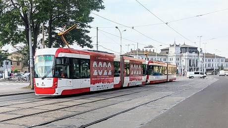 Dva Draci spojení v jednu soupravu jezdí nově v Brně na lince 1.