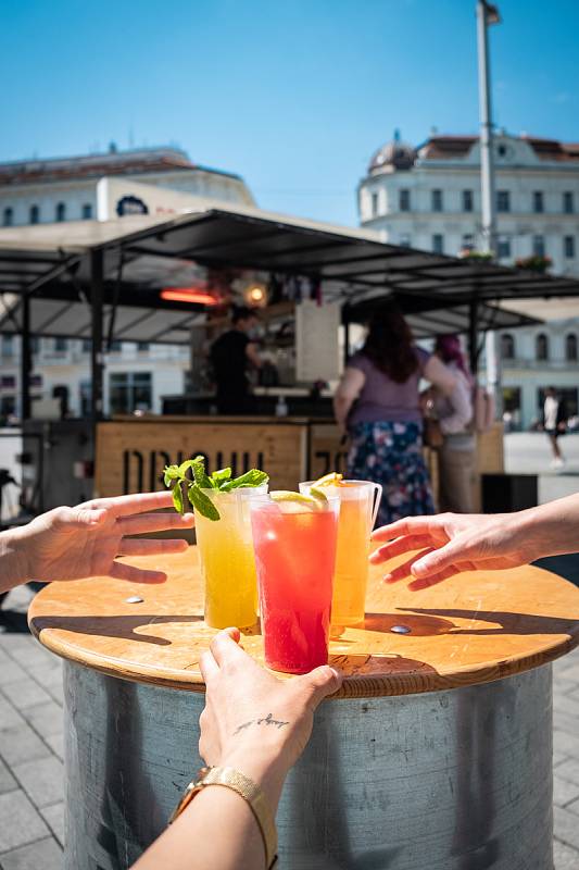 Ve stánku Na Brno dobrý se lidé zastavili na pivo či limonádu.