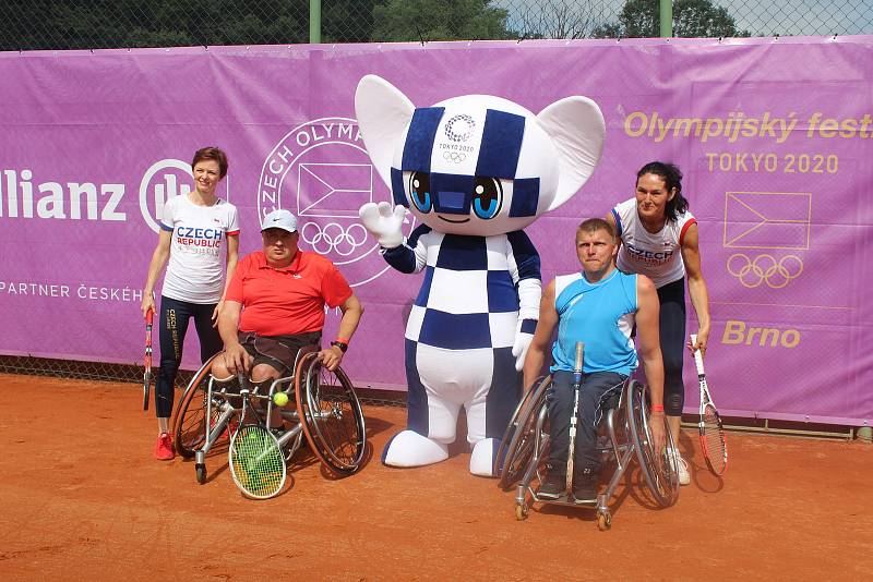 S vozíčkáři si tenis zahrála i Šárka Kašpárková a projektová manažerka festivalu Naďa Černá.