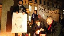 Prvního českého prezidenta lidé uctili na průvodu svíčkami.