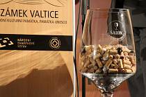V zámecké jízdárně ve Valticích ve středu slavnostně zahájili nový ročník Salonu vín a předali ocenění úspěšným vinařům.