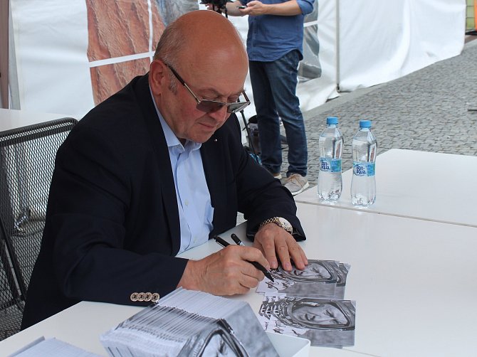 Jediný československý kosmonaut Vladimír Remek se lidem podepisoval na náměstí Svobody.