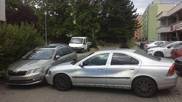 Samovolný rozjezd zaparkovaného auta překvapil obyvatele brněnské Slatiny.