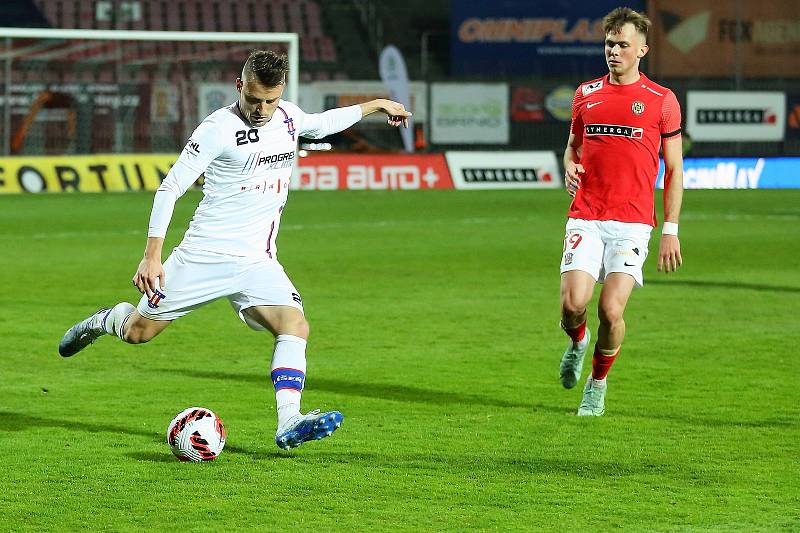 Fotbalisté Zbrojovky (v červeném) prohráli v derby s Líšní 1:3