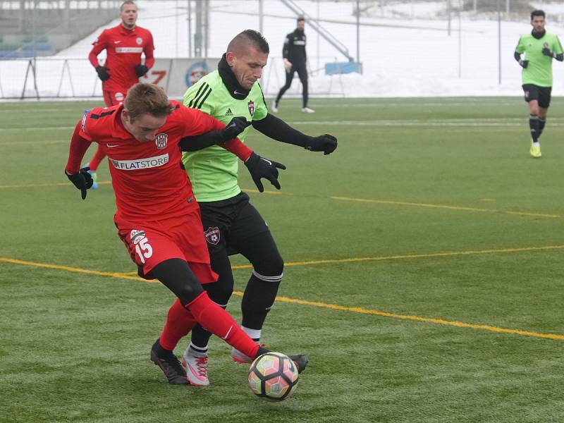 Začátek vypadal bojácně, ale pak se Zbrojovka (v červeném) zvedla a vypracovala si velké šance. Ujala se z nich jedna a brněnští fotbalisté v dalším přípravném utkání remizovali se slovenským Spartakem Trnava 1:1.