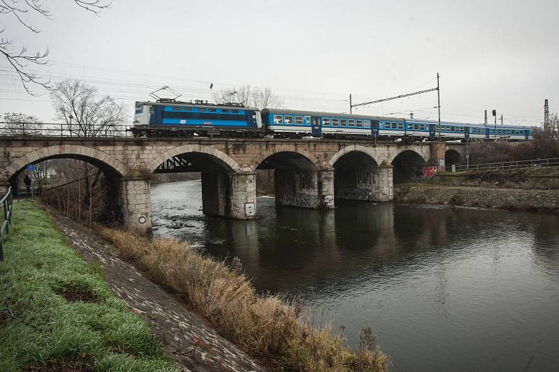 Zbytky nejstaršího železničního viaduktu v Brně.