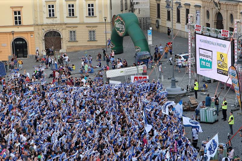 Mistři, mistři! Ozývalo se z brněnského Zelného trhu. Fanoušci tam neúnavně fandili vítězné Kometě.