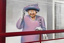 Nově pomalovaná trafostanice ve Valtické ulici na brněnských Vinohradech. Z balkónu mává nyní už zesnulá britská královna Alžběta, u schodů stojí portýr a na třetí straně je člověk spěchající do práce u zavřených dveří v Brně neexistujícího metra.