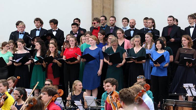 Studentský sbor a orchestr Technické univerzity z holandského Delftu Krashna Musika vystoupil na brněnském Jakubském náměstí.