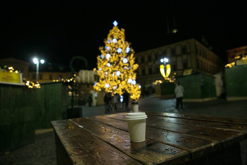 Pohled na netradiční předvánoční Brno - pustý Zelný trh a centrální náměstí Svobody.