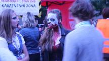 Brnem se prošly desítky děsivých zombie. Další ročník Zombie Walk Brno přilákal i stovky pozorovatelů v ulicích města.