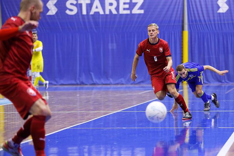 Čeští futsalisté (v červeném) porazili na úvod kvalifikace mistrovství světa Bosnu 4:2.