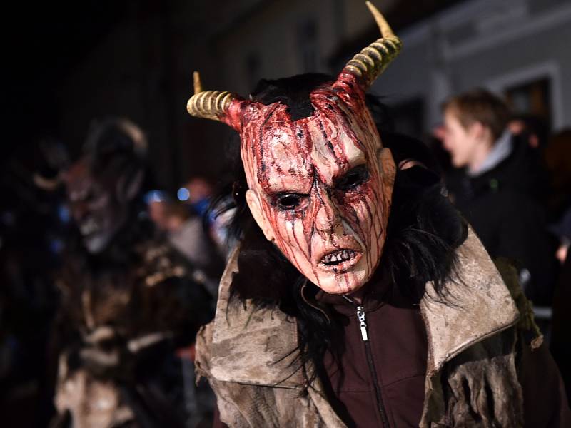 Křik dětí, řinčení zvonců a chlupaté postavy s hrozivými maskami a rohy. Židlochovicemi na Brněnsku se v sobotu večer proháněla osmdesátka rakouských čertů, takzvaných krampusů.