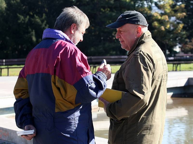 Předčítání úryvků z Bible na Moravském náměstí v Brně.