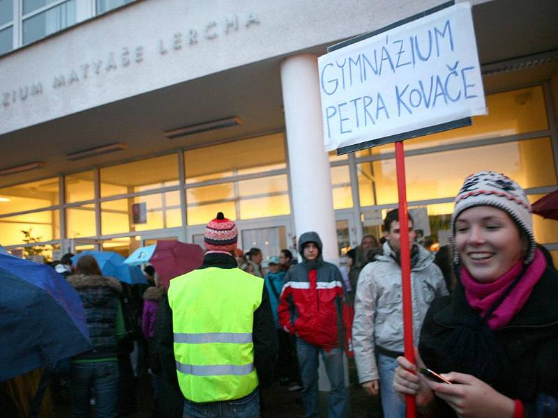 Tisícovka studentů vyšla do ulic kvůli odvolání ředitele.