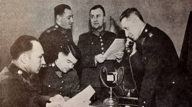 Příslušníci tehdejšího Ústředního četnického pátracího oddělení při vysílání bezpečnostních zpráv.