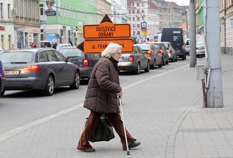 Po uzavření ulice Milady Horákové zažívají krušné chvíle i lidé z Cejlu. 