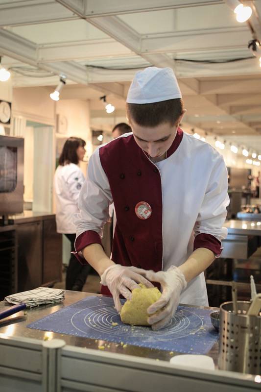 Soutěžní vystoupení na přehlídce Gastro Junior Brno, která je součástí veletrhů Go a Regiontour. Na brněnském výstavišti v soutěži zápolí mladí kuchaři, cukráři a číšníci. 