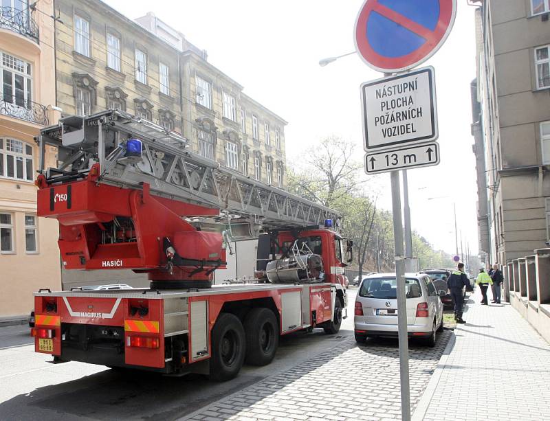 Hasiči mají při průjezdu městem často problémy se zaparkovanými auty.