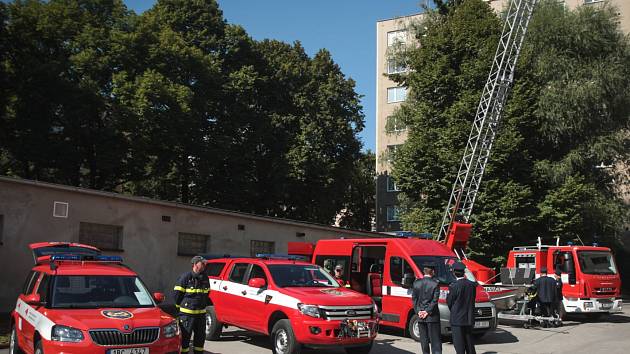 Jedenašedesát kusů různého vybavení ve středu převzali jihomoravští hasiči. Nákup přesáhl částku třiadvaceti milionů.