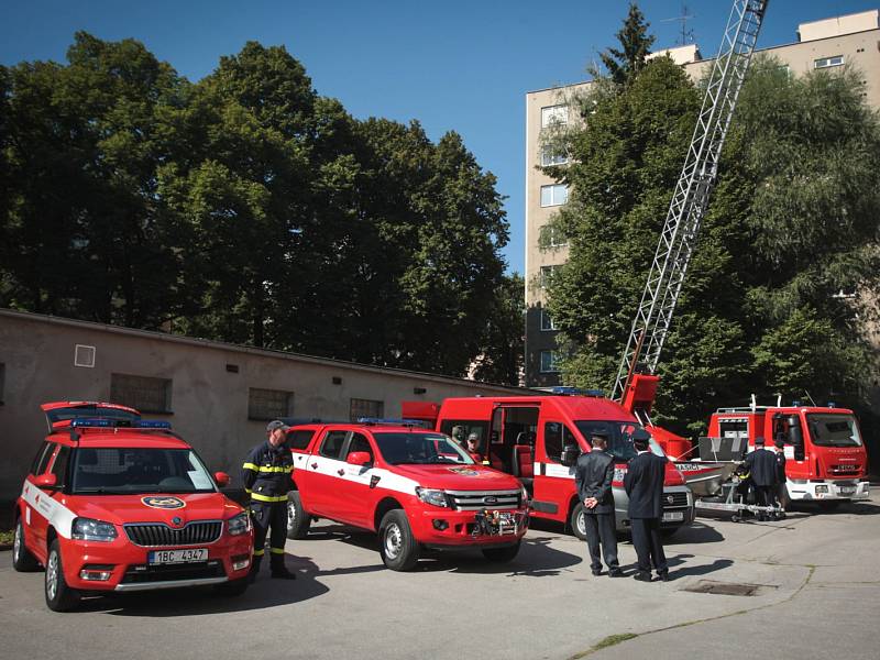 Jedenašedesát kusů různého vybavení ve středu převzali jihomoravští hasiči. Nákup přesáhl částku třiadvaceti milionů.