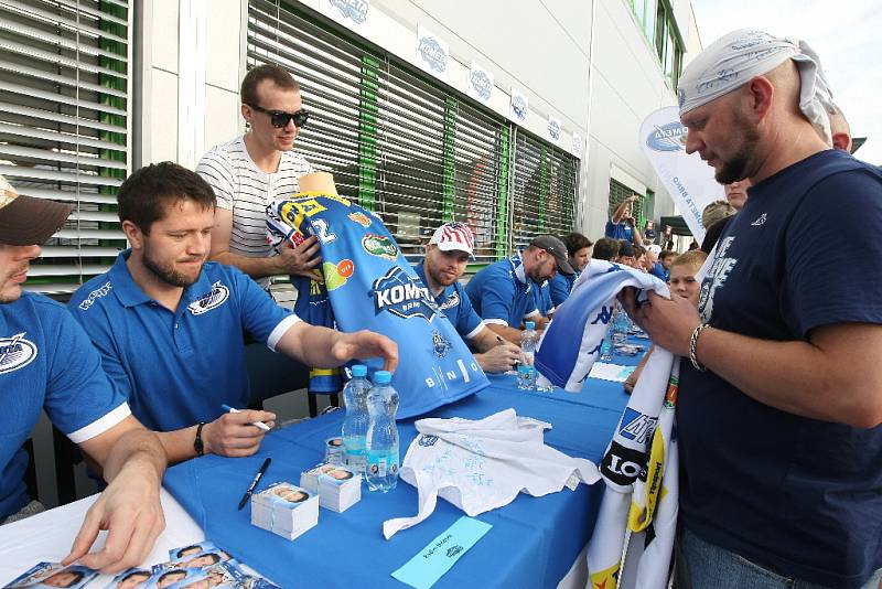 Unikátní příležitost prohlédnout si zblízka nový dres hokejové Komety měli v pondělí odpoledne jihomoravští fanoušci. Před obchodním domem Globus jej klub společně s hráči včetně kapitána Radima Bičánka představil stovkám natěšených příznivců. 