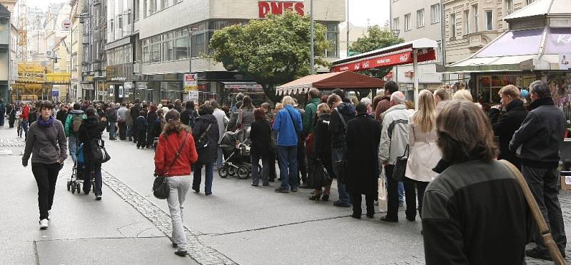 Česká rodačka Madeleine Albrightová, která byla americkou ministryní zahraničí, přijela do Brna. V knihkupectví podepisovala svou knihu Pražská zima.