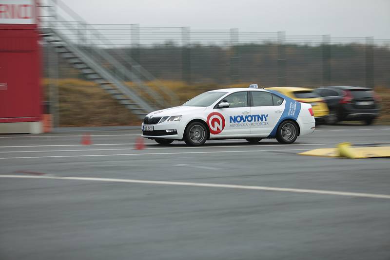 Studenti brněnských autoškol se učili na polygonu brněnského Masarykova okruhu zvládat rizikové situace za volantem.