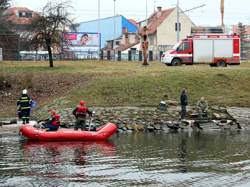 Únik oleje do Svratky.