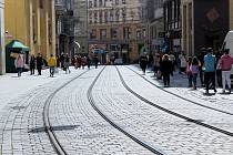 Poničenou dlažbu a také tramvajové těleso v Masarykově ulici v centru Brna čeká oprava. První fáze zahrne v létě úsek mezi Josefskou a tramvajovou zastávkou Zelný trh.
