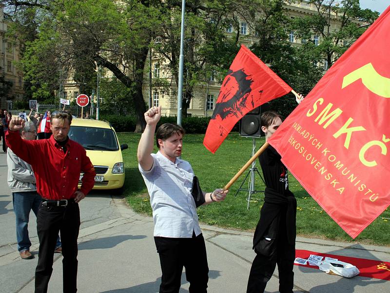 Sraz komunistů k 1.máji na Moravském náměstí v Brně