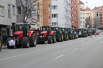Kotlářskou ulicí v Brně zemědělci projížděli po skupinách. Poslední a nejpočetnější konvoj dorazil před půl dvanáctou.