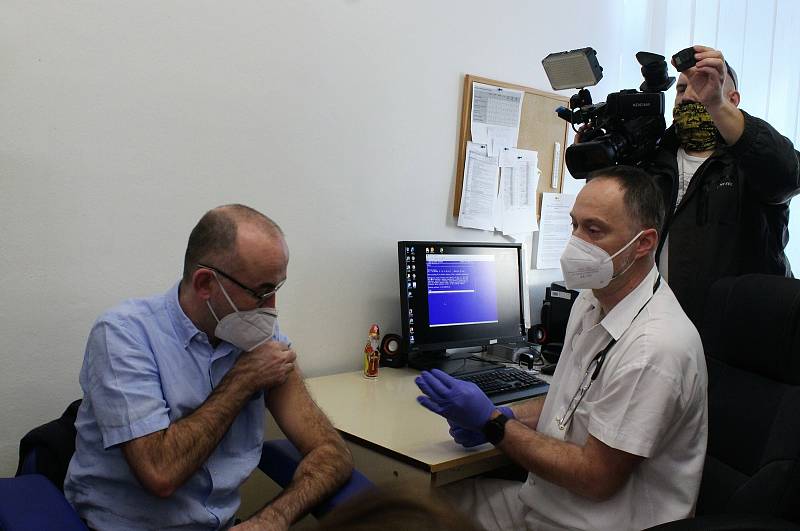 Prvních dvacet lidí naočkovali v neděli dopoledne ve Fakultní nemocnici Brno. Očkování začalo i ve svatoanenské nemocnici.