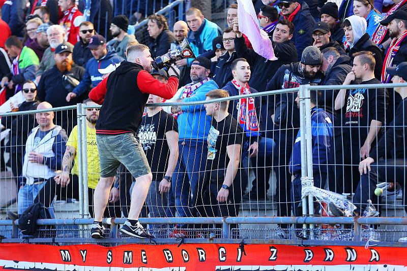 Fotbalisté Vyškova (v bílém) prohráli s vedoucí Zbrojovkou Brno na svém stadionu v Drnovicích 0:2.