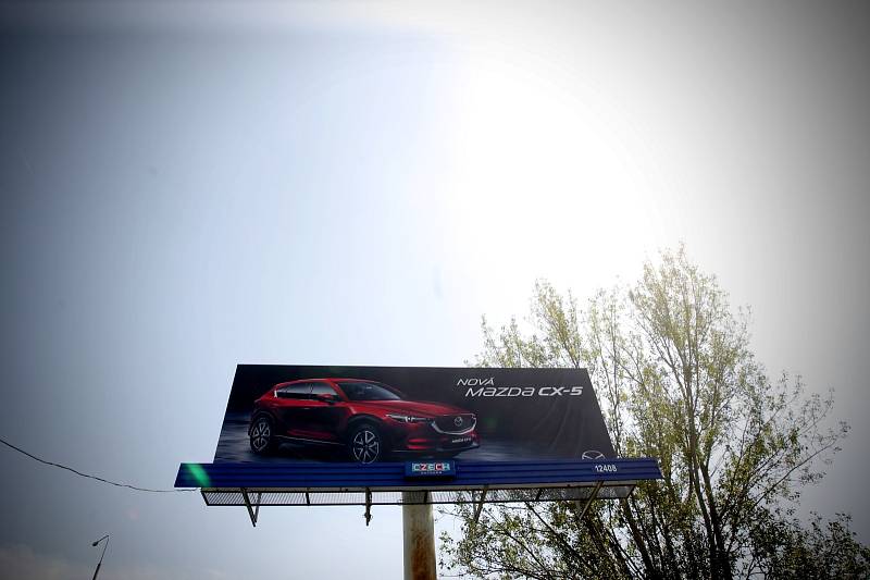 Podle nové veřejné vyhlášky Jihomoravského kraje musí být billboardy umístěné u silnic prvních tříd od 1. září odstraněny.