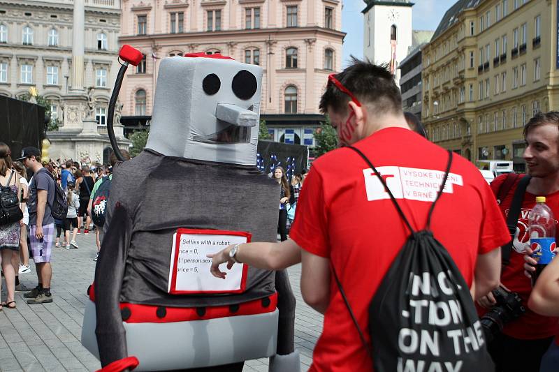 Tisíce studentů se zúčastnily majálesového průvodu z náměstí Svobody na brněnské výstaviště za doprovodu kapel.