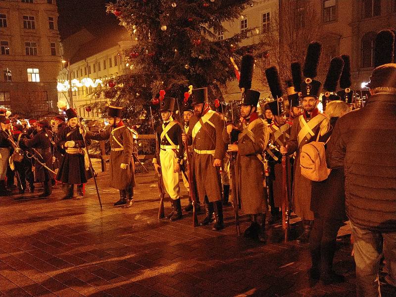 Brnem prošel průvod vojáků z napoleonských dob. V Denisových sadech uctili památku těch, kteří padli při bitvě tří císařů u Slavkova.