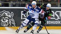 HC Kometa Brno v bílém (Radim Zohorna) proti HC Energie Karlovy Vary.