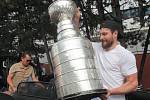 Michal Kempný přivezl ukázat na Moravu Stanley Cup.