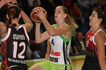 Basketbalistka Imos Brno Alena Hanušová (v zeleném).