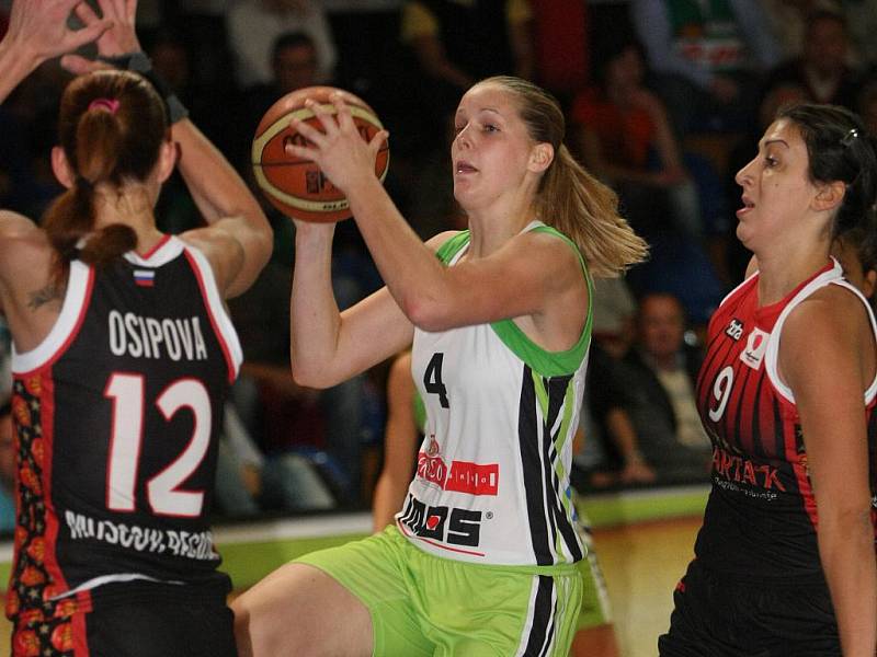 Basketbalistka Imos Brno Alena Hanušová (v zeleném).