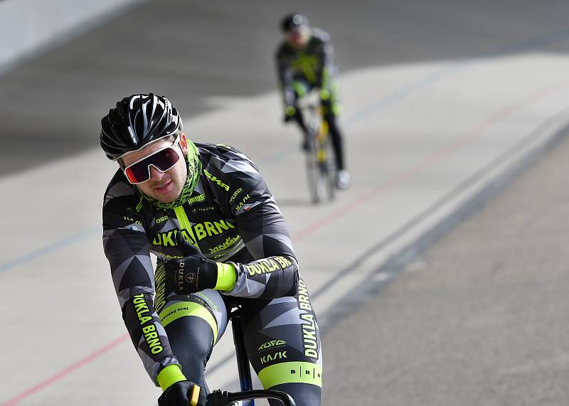 Trénink dráhových cyklistů Dukla Brno na velodromu.