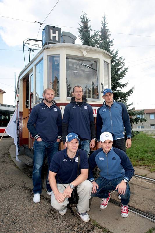 V historické tramvaji číslo jedna se lidé svezli spolu s hokejisty brněnské Komety.