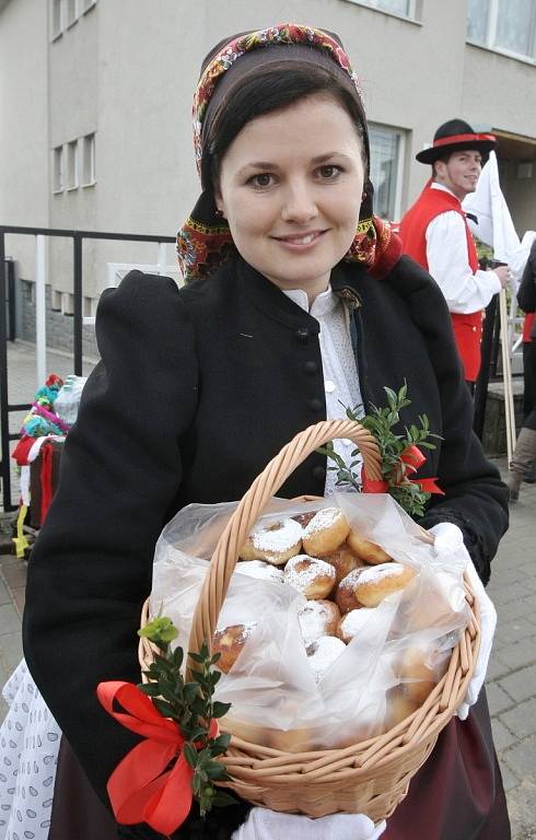 Brněnskou Líšní šel masopustní průvod. Maškary a krojovaní místní přitáhli stovky diváků.